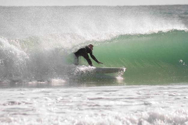 Surfista de olas grandes Desafíos y logros en el deporte y la salud