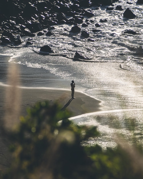 Surfista pegando onda na costa norte de tenerife