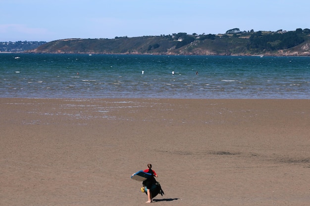 Un surfista en la playa de Bretaña Francia