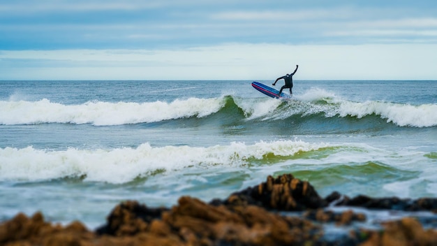 Foto surfista en las playas de punta del este uruguay