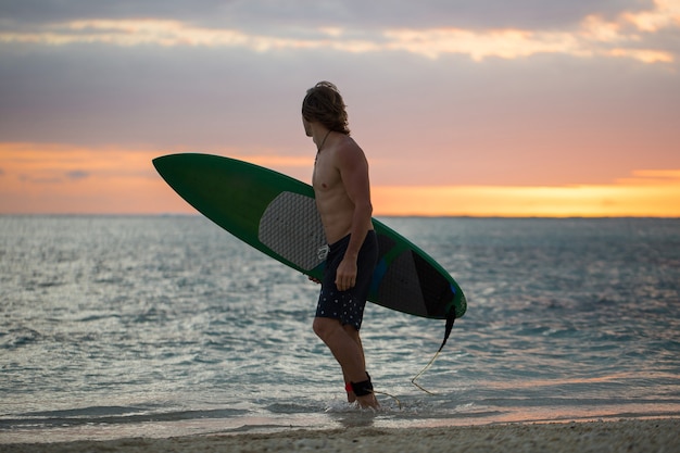 Surfista de silueta paddle board en la puesta de sol