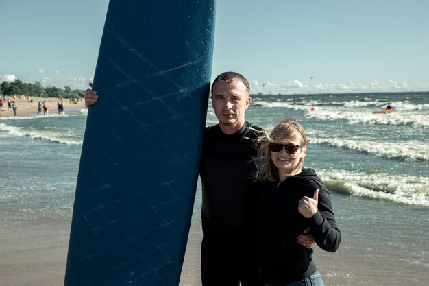surfista sua esposa posando na praia