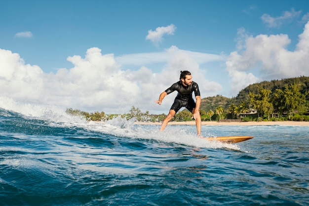 Foto surfista surfando onda durante o dia