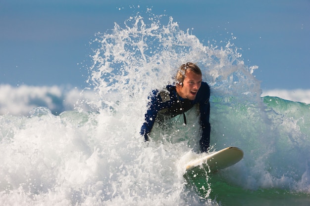 Surfista y tabla en mar con olas