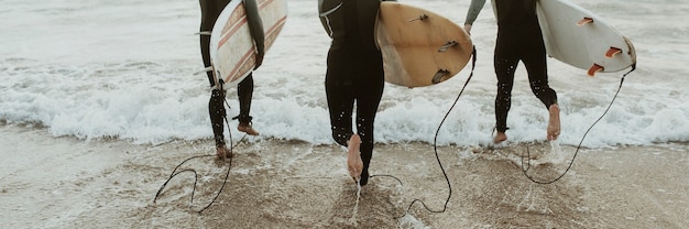 Surfistas corriendo hacia el mar