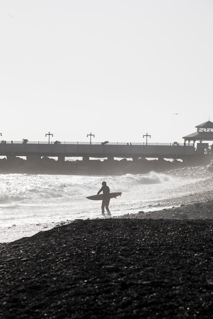 Surfistas y gente en la playa de la orilla de Perú Miraflores Lima