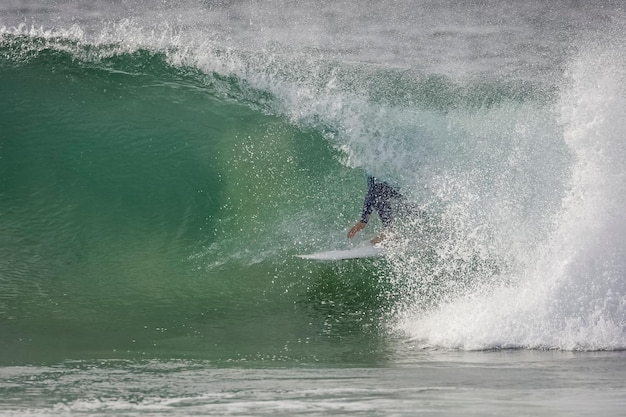 Surfistas montando olas en la bahía de Jeffreys, Sudáfrica