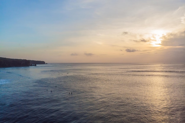 Surfistas en las olas del océano, vista superior.