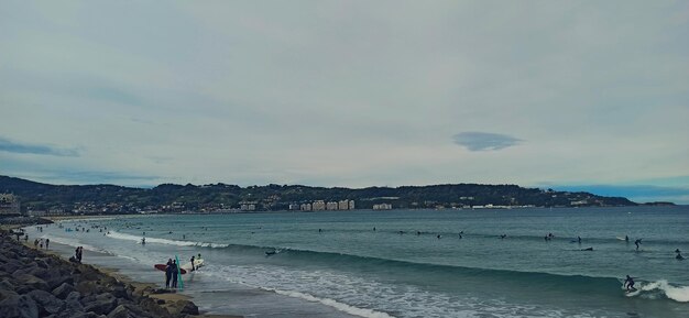 Surfistas en la playa de Hendaya