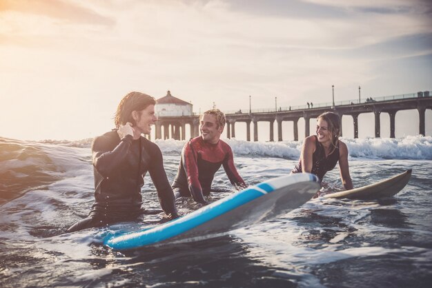 Surfistas en la playa