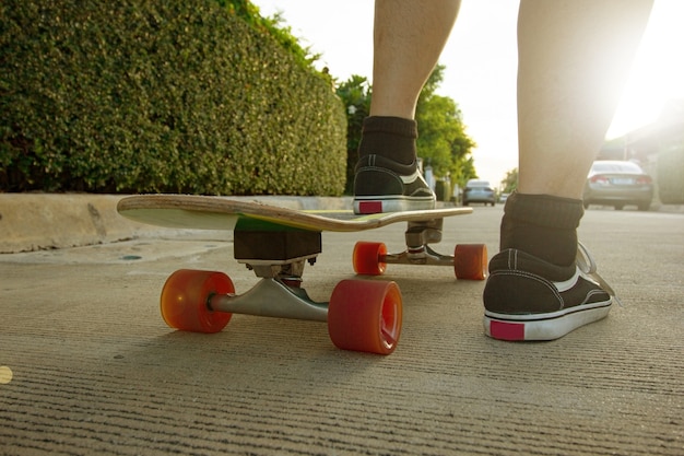 Surfskate-Board-Aktivität der neuen Normalität. Sportlicher Teenager der Straßenkultur. Üben Sie Skater in der Außenseite. Skateboarder bereiten sich auf den Freestyle-Bewegungsstil vor.