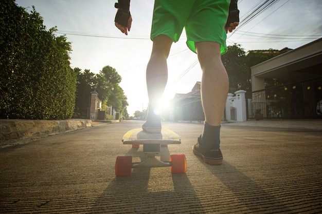 Surfskate-Spieler spielen Skateboard-Übungen im Freien. Asiatischer Lebensstil für extreme Sportarten. Dynamisches Freestyle-Action-Skateboarding auf der Straße.