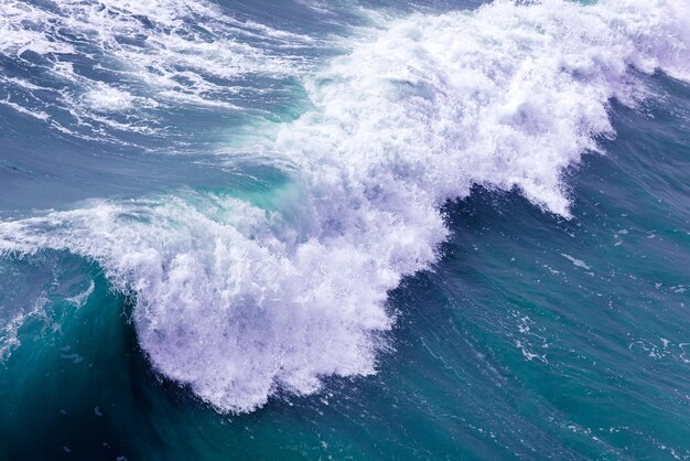 Surfwellen und Ozean-Hintergrund
