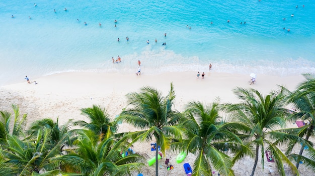 Surin beach em Phuket, sul da Tailândia, Surin beach é um destino turístico muito famoso em Phuket, praia bonita. Vista da bela praia tropical com palmeiras ao redor. Conceito de férias e férias.