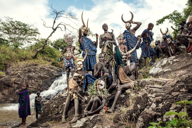 Surmi-Stamm mit traditioneller Kleidung Suri oder Surma leben im Omo-Tal-Omo-Nationalpark von Äthiopien