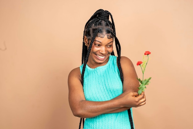 Foto surpreendido e divertido tocou jovem bela garota africana segurando belas rosas