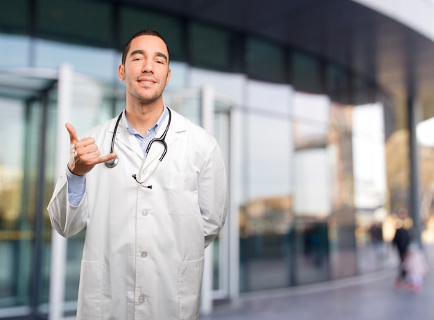 Surpreendido jovem médico com gesto de chamada