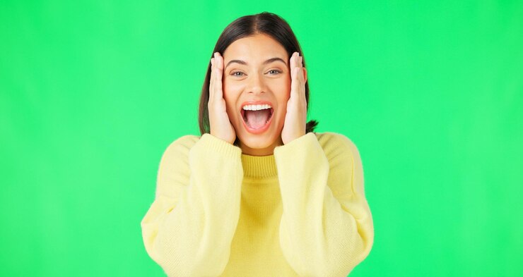 Foto surpresa de tela verde e uau rosto de mulher para anúncio de notícias e informações de negócios no estúdio animado feliz e retrato de menina isolada sorri com emoji chocado e expressão facial omg