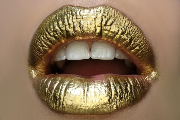 Surpresa emoções design dourado lábios dourados gloss dourado nos lábios sensuais boca metálica beleza mulher m