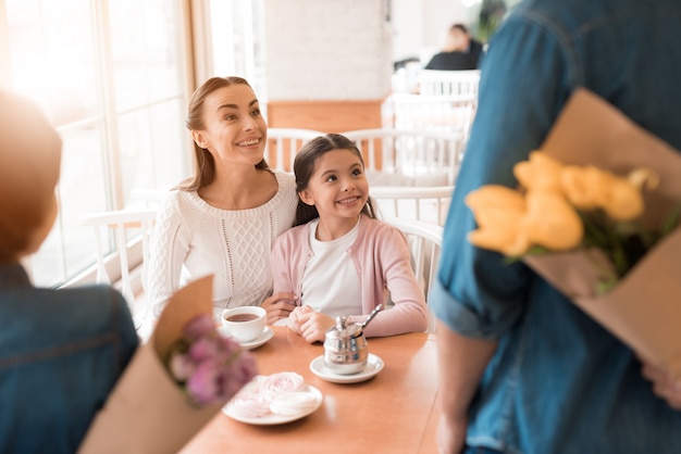 Surpresa meninas mãe e filha recebem flores.