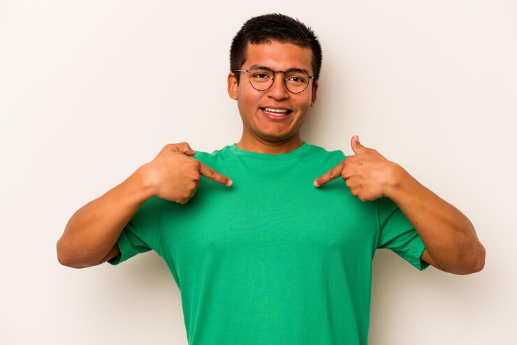Foto surpreso apontando com o dedo sorrindo amplamente