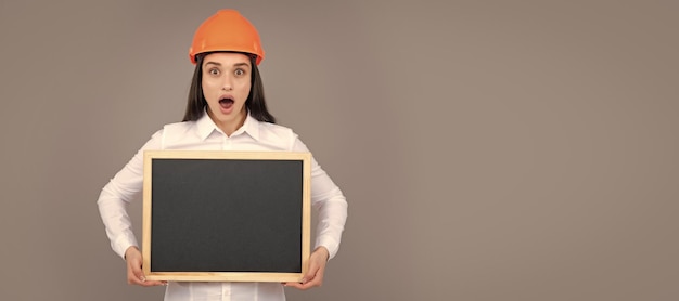 Foto surpreso espantado wow gerente de construção de mulher construtor de mulher isolado retrato com capacete de proteção