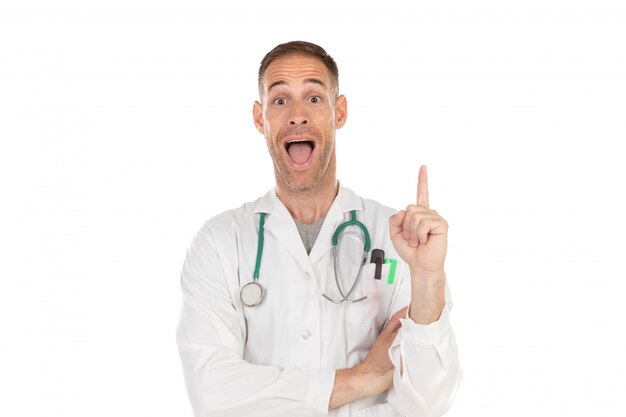 Surpreso médico apontando algo com o dedo