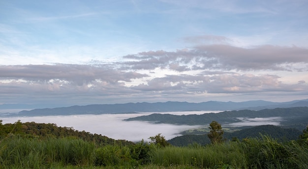 Surreale Landschaft des Morgennebels Morgenwolken bei Sonnenaufgang Landschaft von Nebel und Bergen im Norden Thailands