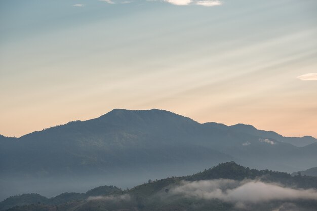 Surreale Landschaft des Morgennebels. Morgenwolken bei Sonnenaufgang. Landschaft von Nebel und Bergen von Nordlaos.