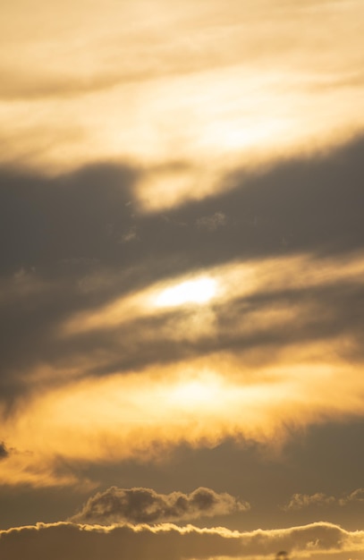 Surrealer Sonnenuntergang mit wunderschönen natürlichen orangefarbenen Lichtern