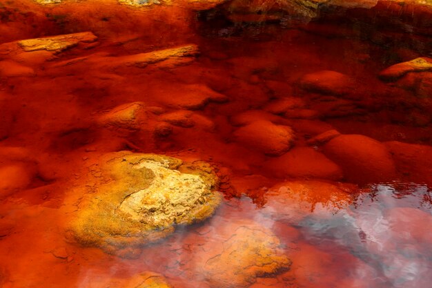 Las surrealistas aguas rojas y los bordes rocosos de Rio Tinto