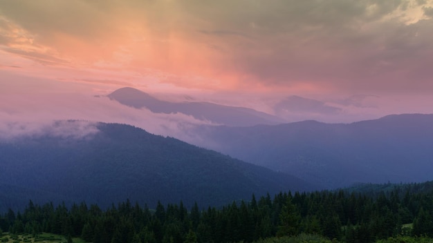 Surrealistische Berge Sonnenuntergang Ungewöhnliche Landschaft Kopierraum abstrakter Hintergrund