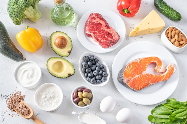 Surtido de alimentos en una mesa blanca