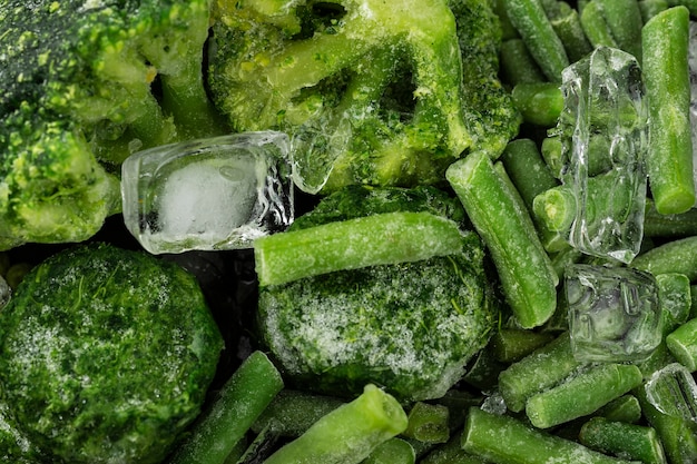 Surtido de alimentos verdes congelados.