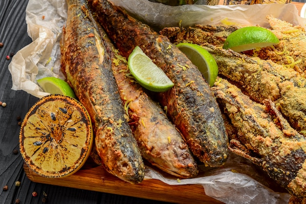 Surtido de aperitivos de mariscos, pescado frito, mejillones y camarones