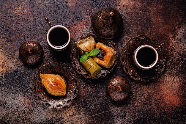 Surtido de baklava de dulces árabes turcos tradicionales