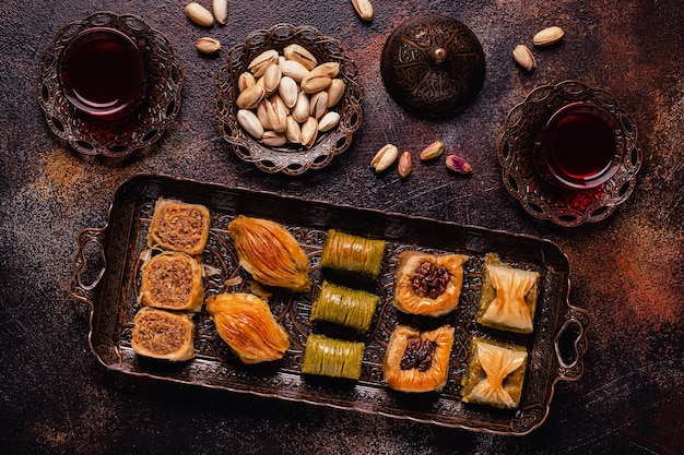 Surtido de baklava de dulces árabes turcos tradicionales