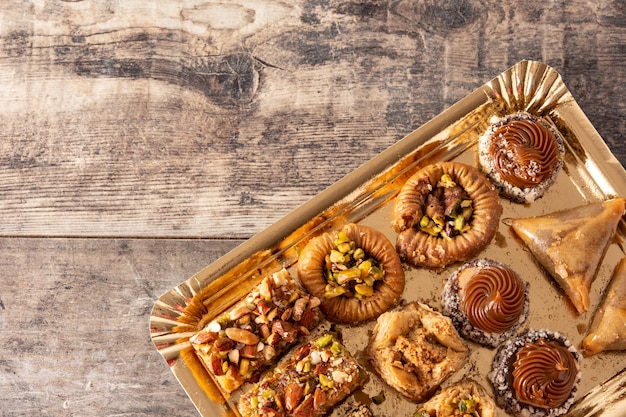 Foto surtido de baklava de postre de ramadán en mesa de madera