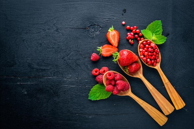 Surtido de bayas Frambuesas moras fresas arándanos Sobre un fondo de madera Vista superior Espacio libre para texto