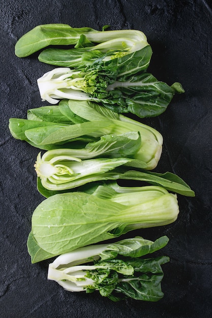 Surtido de bok choy crudo