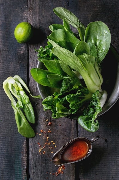 Surtido de bok choy crudo