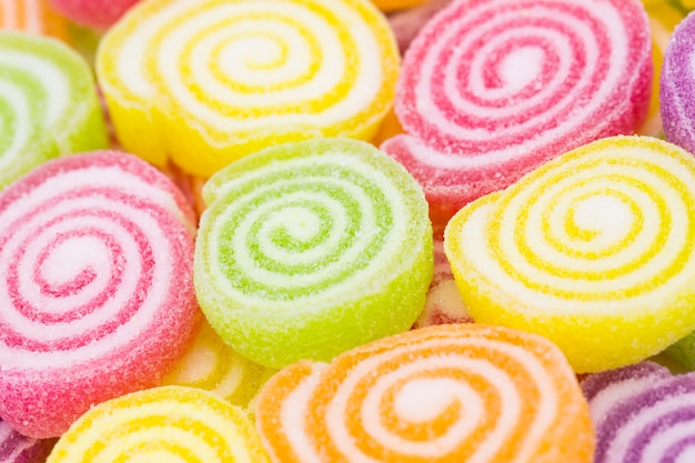 Surtido de caramelos de gelatina de frutas coloridas