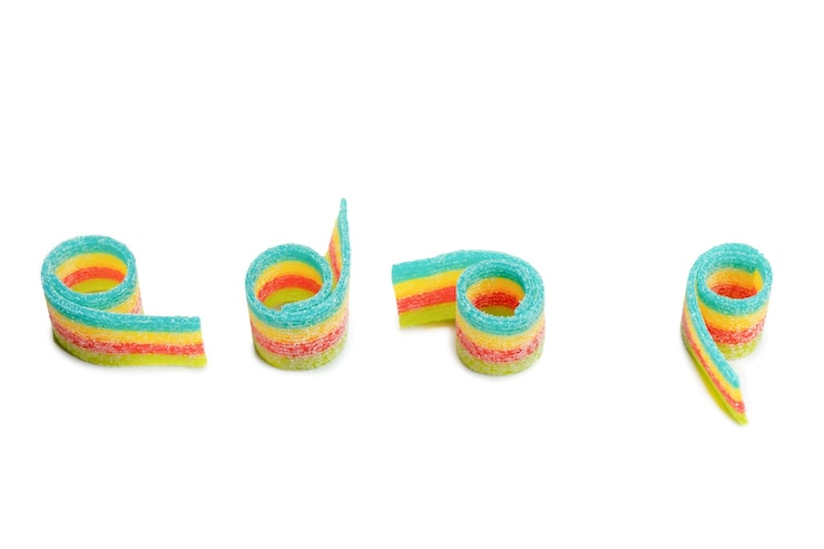 Foto surtido de caramelos gomosos de colores vista superior donuts de gelatina osos de gelatina aislados sobre un fondo blanco