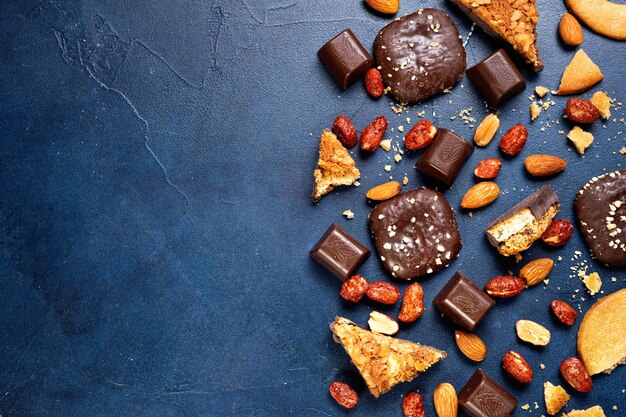 Surtido de chocolate fino y galletas para Navidad