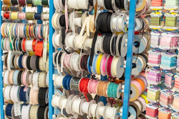 Surtido de cintas multicolores en la tienda de costura.
