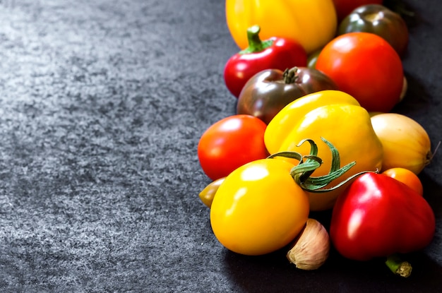 Surtido de coloridas verduras frescas en superficie negra