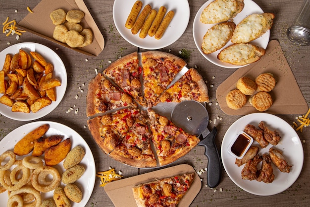 Surtido de comida italiana cocinada y servida sobre la mesa.