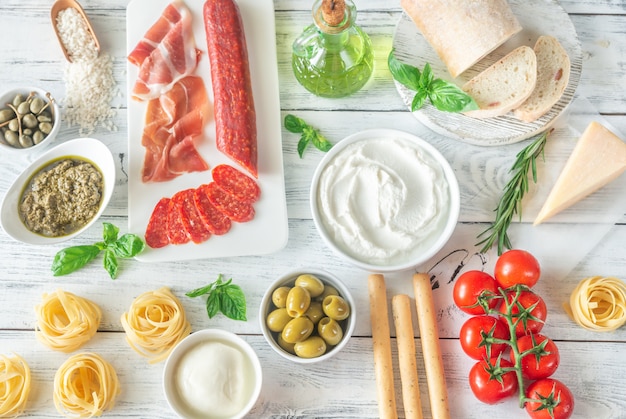 Surtido de comida italiana.