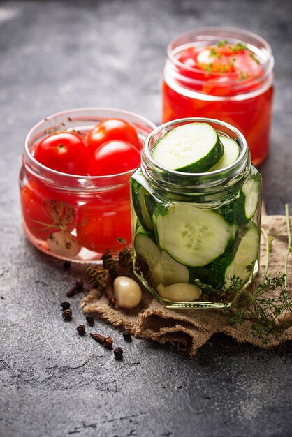 Surtido de conservas vegetales en tarros.