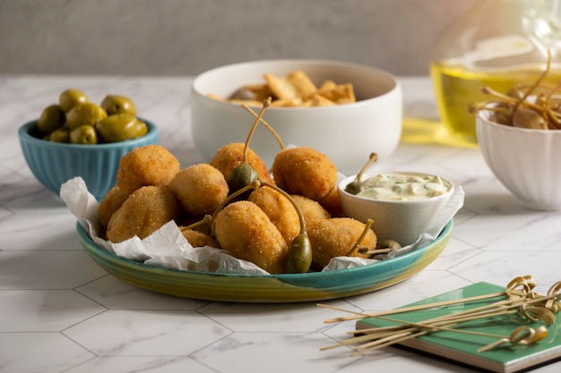 Foto surtido de deliciosas croquetas españolas